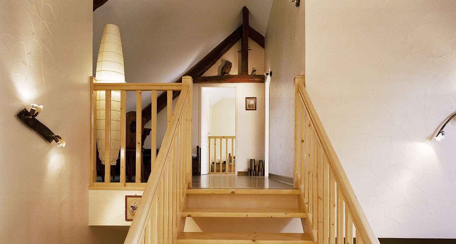 optimisez votre espace avec l’aménagement de combles de 25m² : idées, conseils et solutions pour créer une pièce supplémentaire confortable et lumineuse sous les toits.