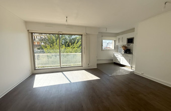 découvrez un appartement chic à vanves, harmonie parfaite entre élégance moderne et confort. profitez d’un cadre chaleureux, proche de paris, idéal pour une vie urbaine raffinée.