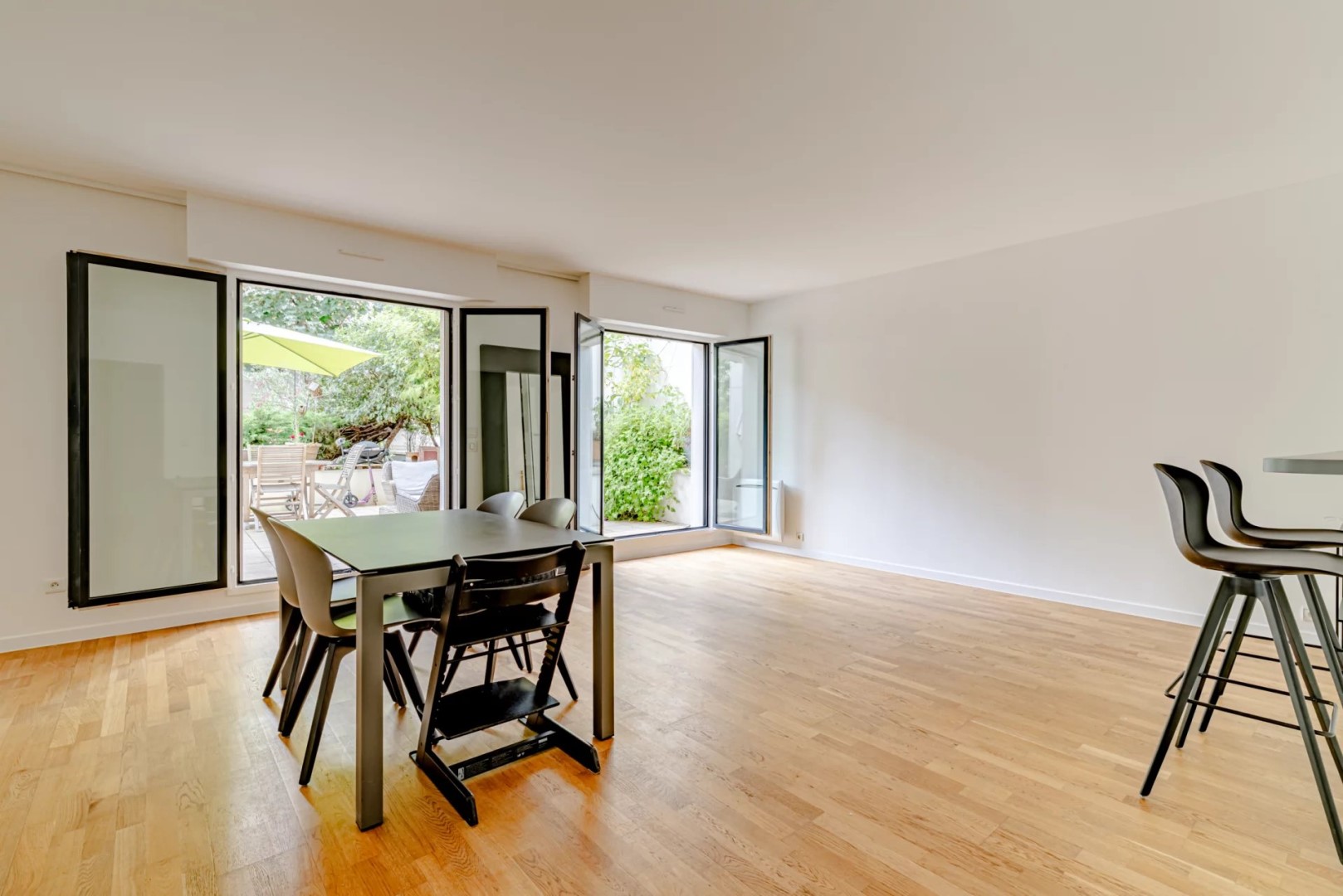 découvrez un appartement de luxe à levallois offrant des prestations haut de gamme, des espaces lumineux et un emplacement idéal proche de toutes commodités. parfait pour une vie confortable et élégante aux portes de paris.