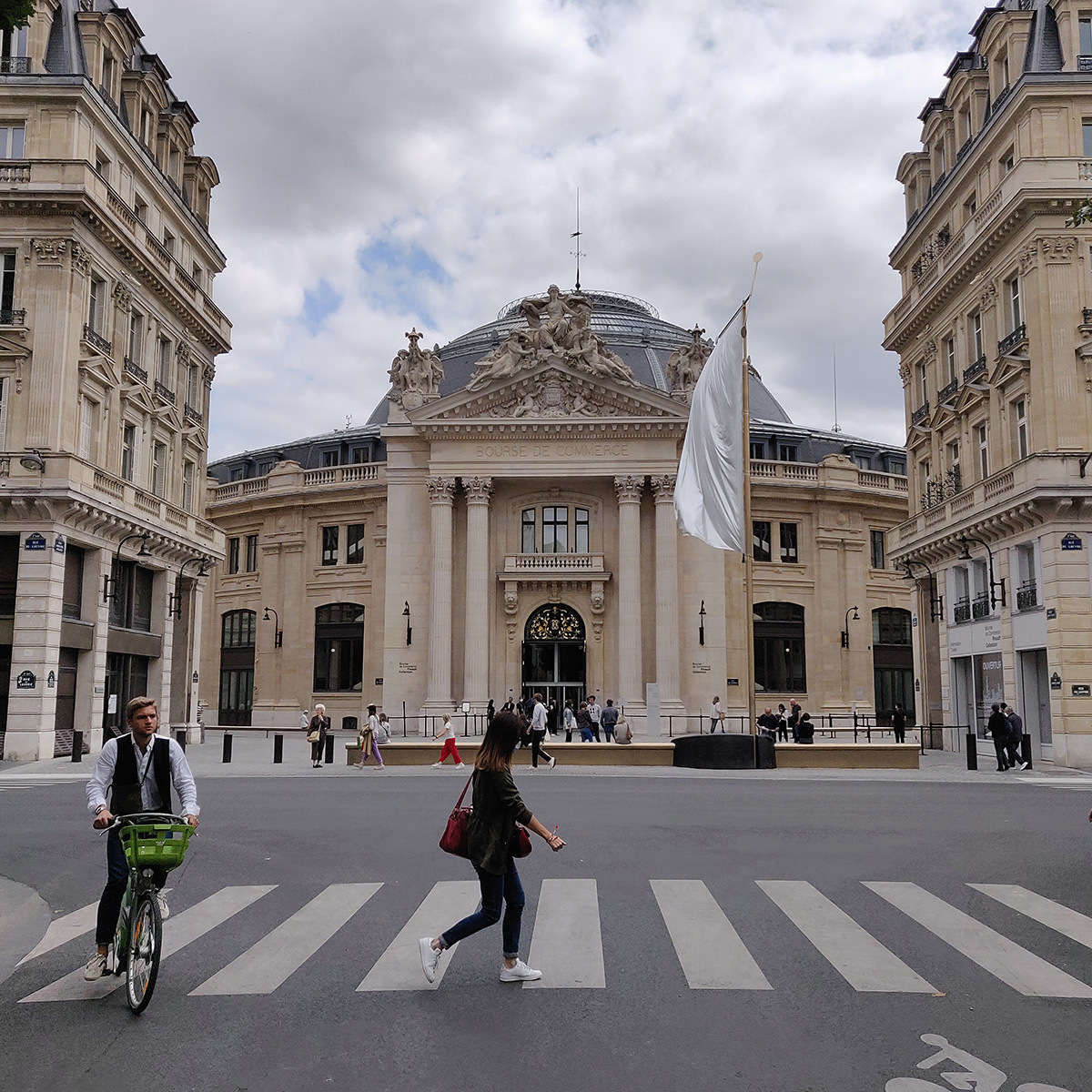 découvrez la bourse de commerce à paris, où la collection pinault dévoile des œuvres d’art contemporain exceptionnelles dans un lieu historique rénové au cœur de la capitale.