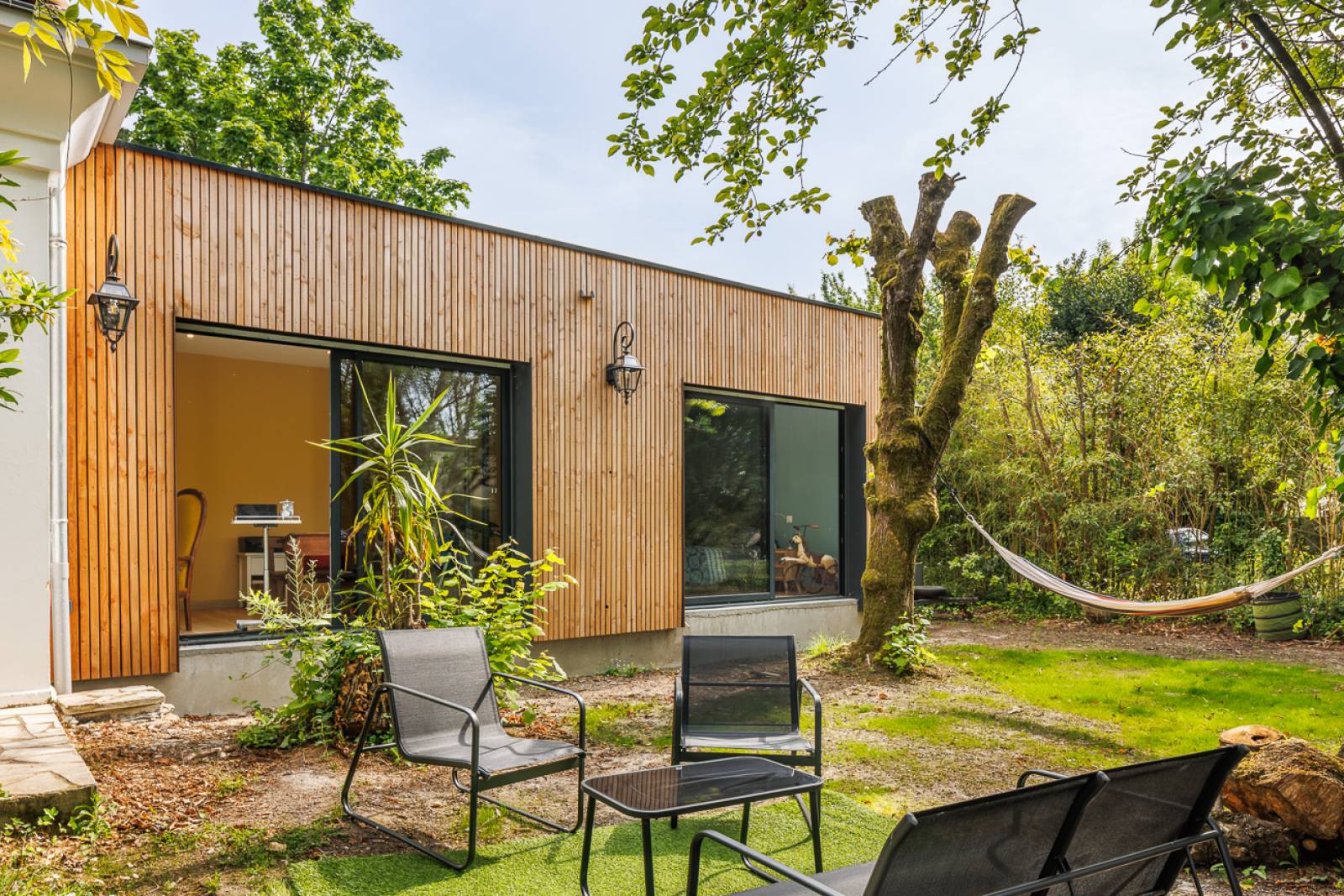 découvrez combien coûte une extension de maison de 20m² avec toit plat : prix moyen, facteurs influençant le budget, conseils pour optimiser votre projet et estimer vos dépenses en toute sérénité.