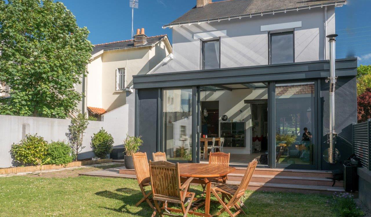 découvrez le coût moyen pour une extension de maison de 20m² avec toit plat : prix au m², facteurs à considérer et conseils pour estimer votre budget de travaux en 2024.