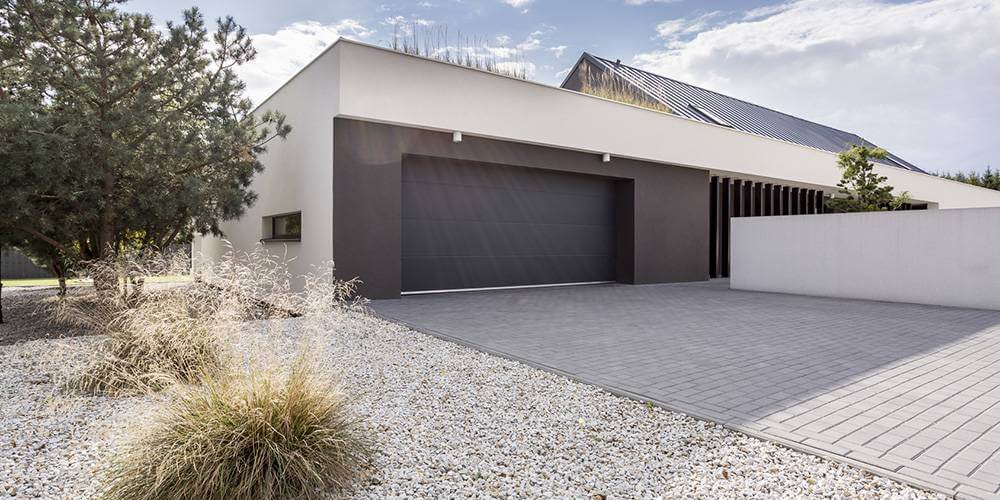 découvrez tout ce qu'il faut savoir sur le coût d'un garage : prix de construction, variables qui influencent le tarif, astuces pour économiser et devis comparatifs.
