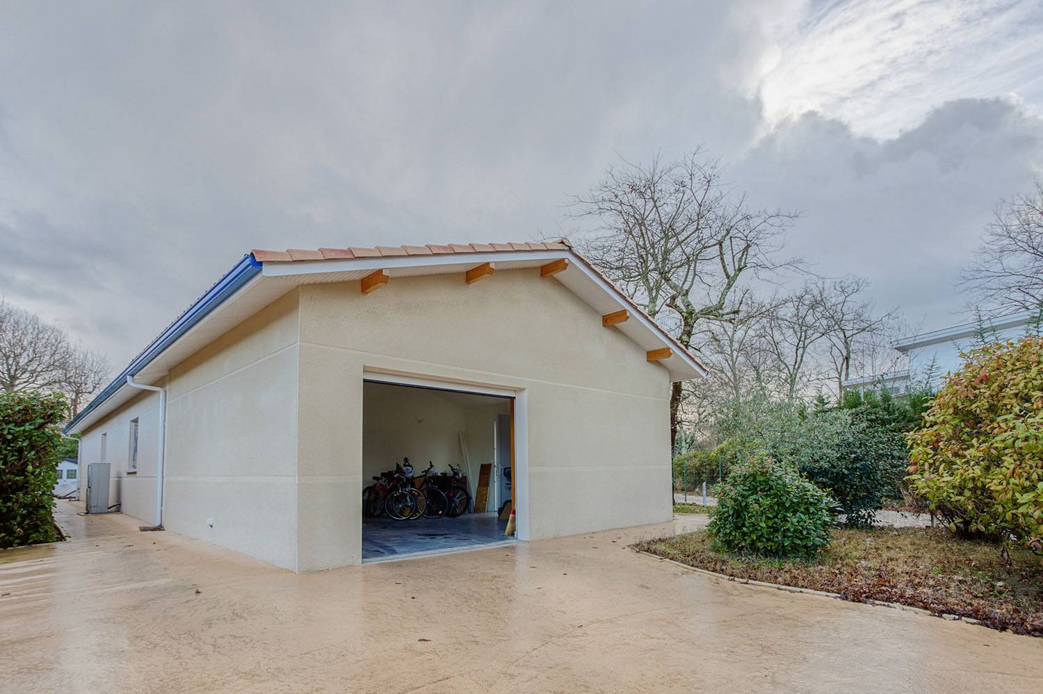 découvrez tout ce qu'il faut savoir sur le coût d'un garage : prix de construction, achat, location et conseils pour bien estimer votre budget selon vos besoins et votre région.