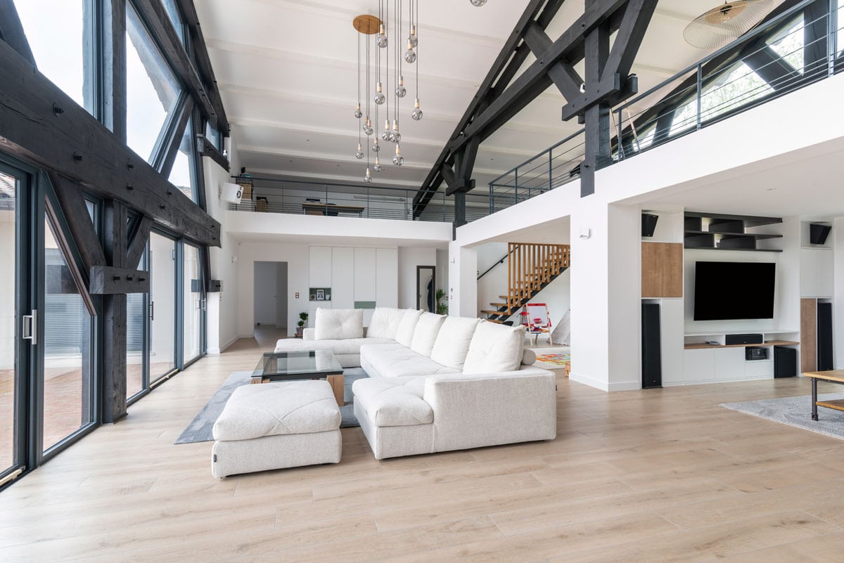 découvrez tout ce qu'il faut savoir sur le coût de la rénovation : les facteurs qui influencent le budget, les prix moyens au mètre carré et des conseils pour estimer votre projet de rénovation en toute sérénité.