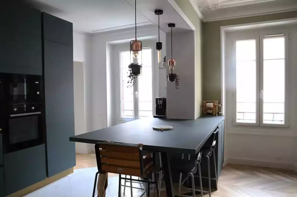 obtenez rapidement un devis de rénovation à paris. comparez les prix et services pour vos travaux de rénovation intérieure ou extérieure auprès des professionnels qualifiés parisiens.