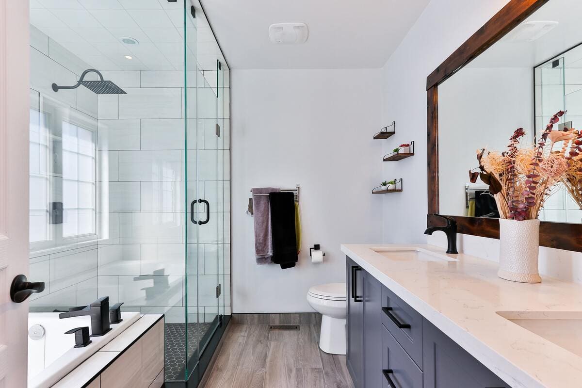 découvrez tout ce qu'il faut savoir sur la douche italienne : ses avantages, idées de design, installation, entretien et solutions pour une salle de bain moderne, pratique et élégante.