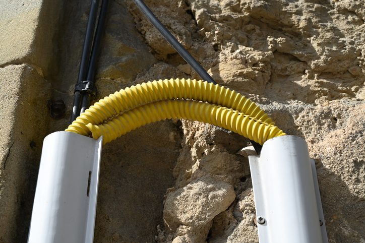 découvrez tout ce qu'il faut savoir sur l'électricité d'une maison ancienne : conseils pour la mise aux normes, rénovation du réseau électrique, sécurité et astuces pour économiser sur vos travaux.