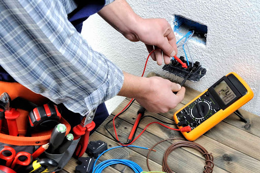 découvrez comment rénover et sécuriser l'électricité d'une maison ancienne : conseils pratiques, normes à respecter, astuces pour optimiser votre installation électrique et garantir la sécurité de votre habitat.