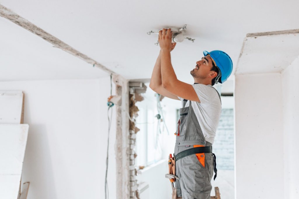découvrez nos conseils pour rénover l'électricité d'une maison ancienne en toute sécurité : normes à respecter, astuces, prix et solutions pour moderniser votre installation électrique.