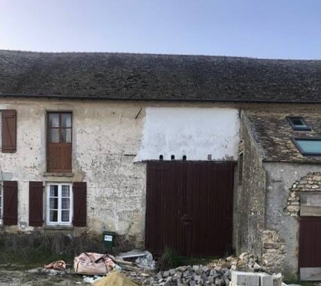 découvrez cette ferme historique à rénover, située à proximité de paris. un lieu authentique offrant un beau potentiel, idéal pour les amateurs de patrimoine et de projets de rénovation.