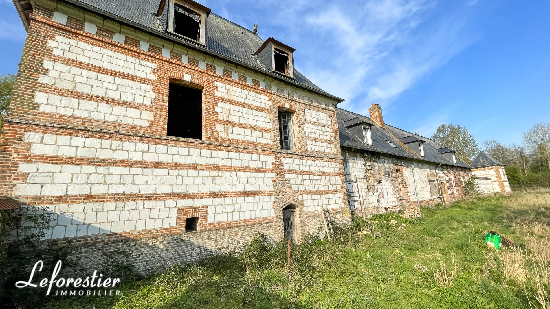découvrez cette ferme historique à rénover située à quelques minutes de paris. un cadre authentique, idéal pour un projet unique alliant charme de l'ancien et potentiel de transformation. opportunité rare à saisir !