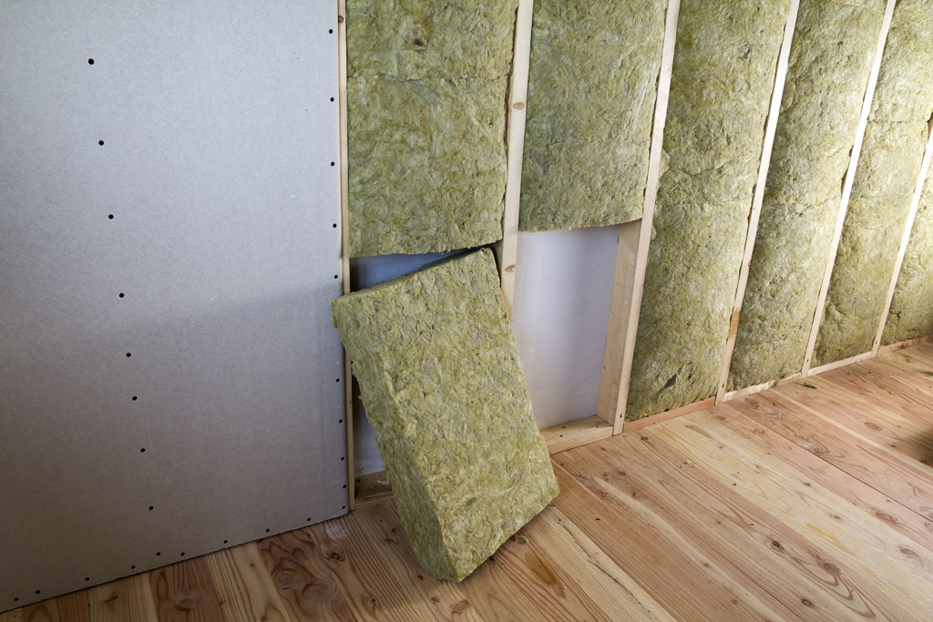 découvrez notre guide complet sur l'isolation avec la laine minérale : avantages, méthodes de pose, conseils pratiques et erreurs à éviter pour améliorer l'efficacité énergétique de votre habitation.