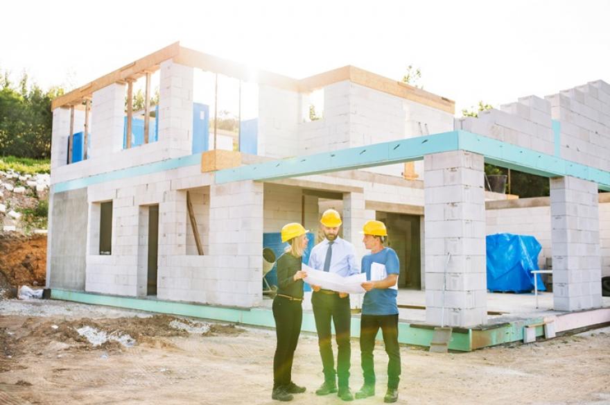 découvrez les services d'un maître d'œuvre en rénovation pour vos projets de transformation immobilière : gestion de chantier, coordination des travaux et accompagnement personnalisé, pour des résultats à la hauteur de vos attentes.