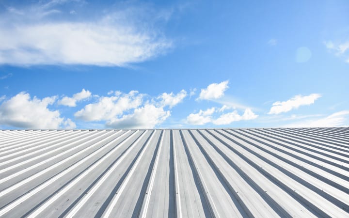 découvrez les matériaux de toiture les plus abordables pour protéger votre maison tout en respectant votre budget. nos conseils pour choisir une couverture de toit économique et durable.