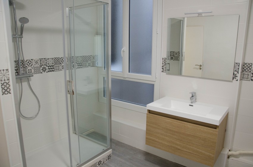 découvrez nos conseils et astuces pour réussir la pose de votre salle de bain : aménagement, installation de carrelage, plomberie et équipements pour un résultat professionnel.