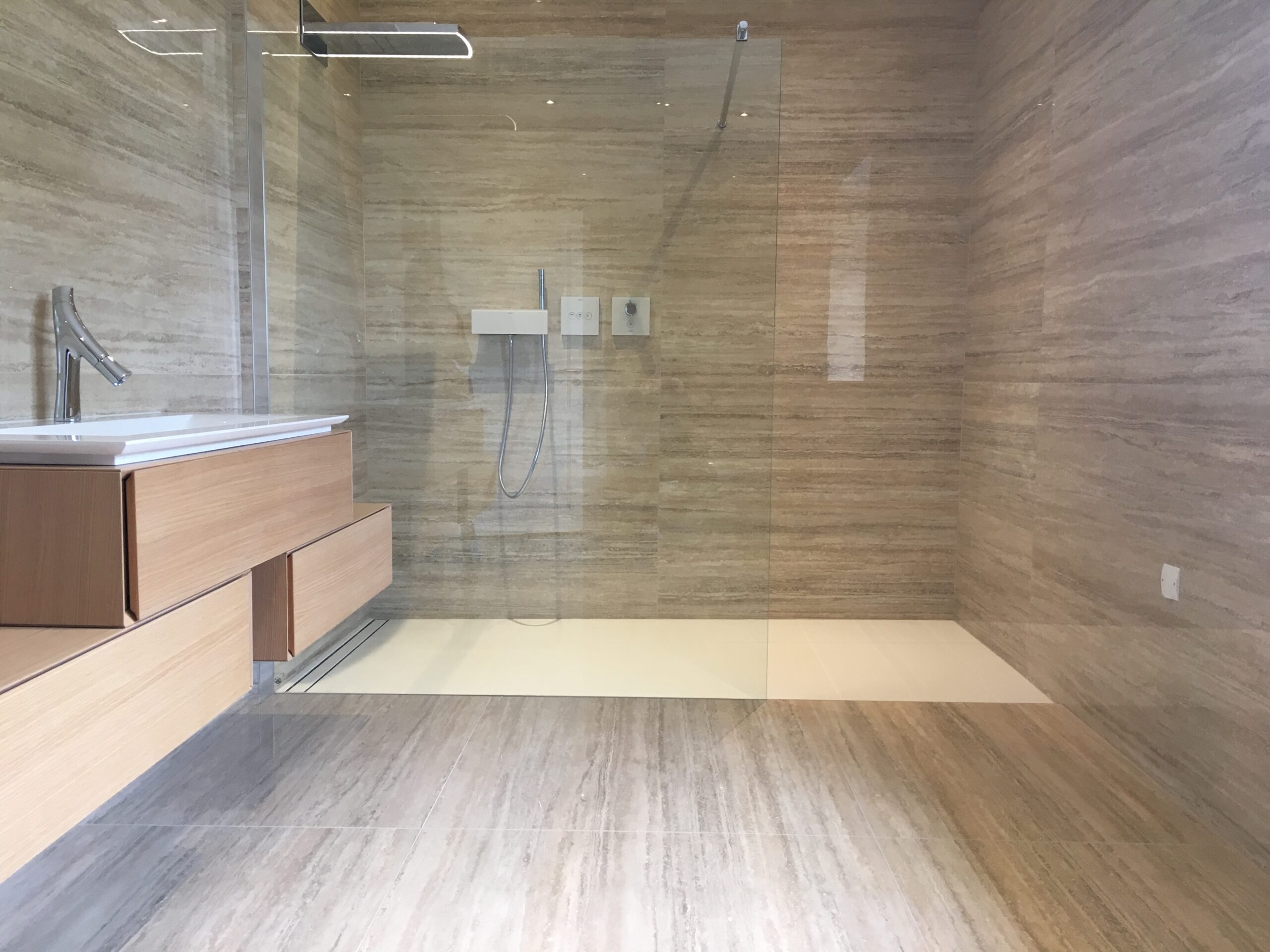 découvrez nos conseils et astuces pour la pose de salle de bain : étapes, équipements indispensables, choix des matériaux et erreurs à éviter pour réussir votre installation.