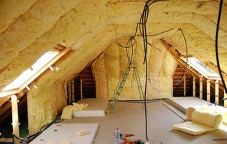 découvrez le prix des combles au m² : tous les conseils pour estimer et comparer le coût de l’aménagement de vos combles selon vos besoins et votre budget.