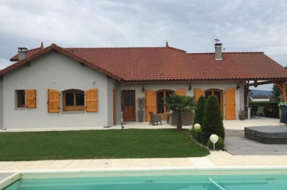 découvrez le prix moyen d'un ravalement de façade pour 100m², les facteurs qui influencent le coût, et nos conseils pour estimer votre budget avant de lancer vos travaux.