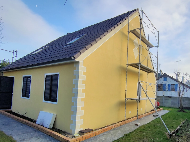 découvrez le prix moyen d'un ravalement de façade pour une surface de 100m², les éléments concernés par le devis et les facteurs impactant le coût de vos travaux.