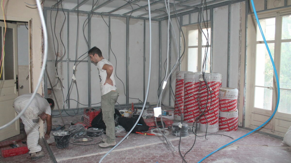 découvrez tout ce qu'il faut savoir pour refaire l'électricité de votre maison : conseils, étapes, normes et astuces pour une rénovation électrique en toute sécurité.