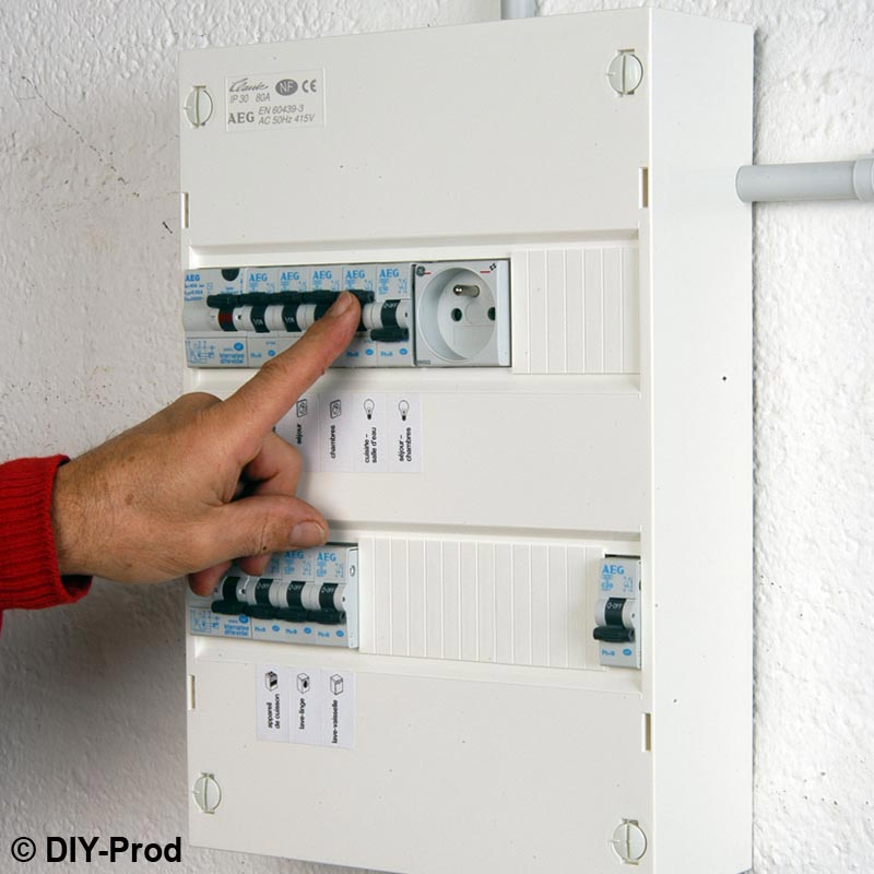 découvrez les étapes essentielles pour refaire l'électricité de votre maison en toute sécurité. conseils, normes et astuces pour réussir votre rénovation électrique facilement.