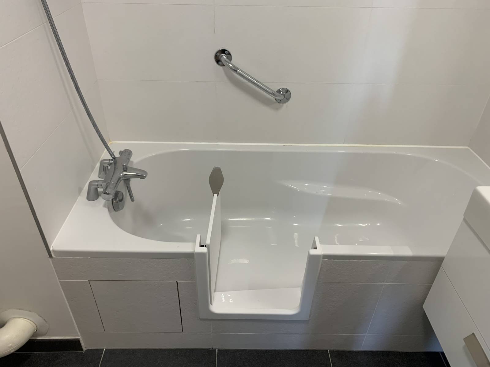 offrez une seconde jeunesse à votre salle de bain grâce à la rénovation de votre baignoire. conseils, astuces et solutions durables pour rénover efficacement sans remplacer !