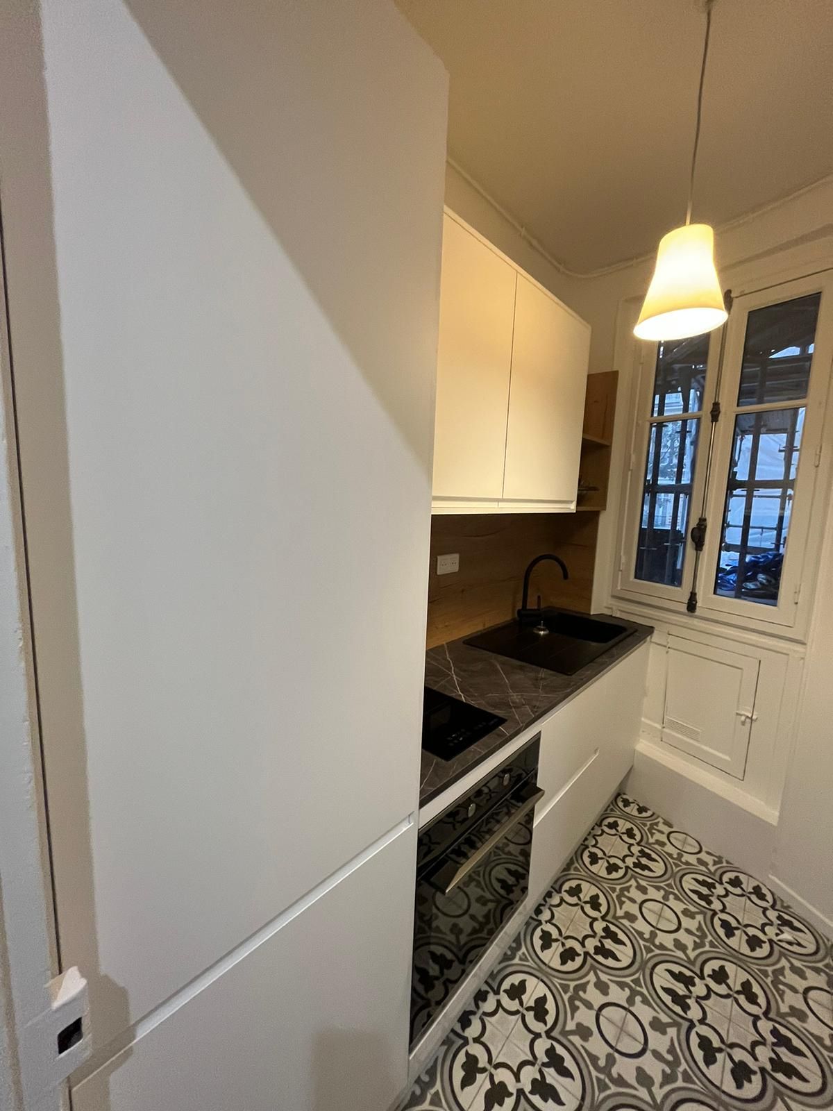 confiez la rénovation de votre cuisine à paris à des experts qualifiés. modernisez votre espace avec des solutions sur mesure, un accompagnement personnalisé et des finitions haut de gamme. devis gratuit et rapide !