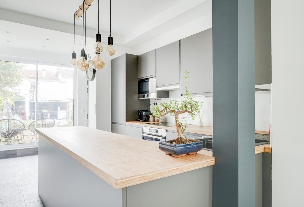 confiez votre rénovation de cuisine à paris à des experts ! profitez d’un accompagnement sur-mesure pour transformer votre espace de vie avec des matériaux de qualité et des solutions adaptées à vos besoins. demandez un devis gratuit.