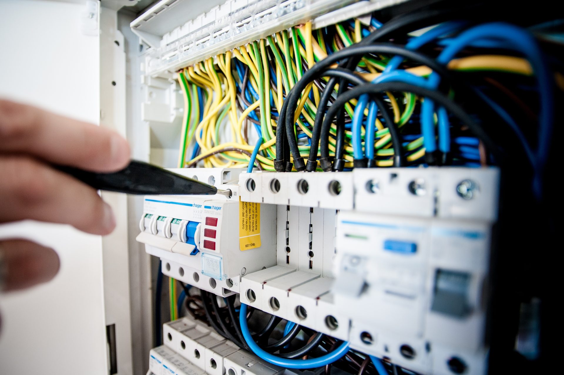 confiez vos travaux de rénovation électrique à des professionnels qualifiés. mise aux normes, installation et dépannage pour une maison sûre et confortable. devis gratuit !