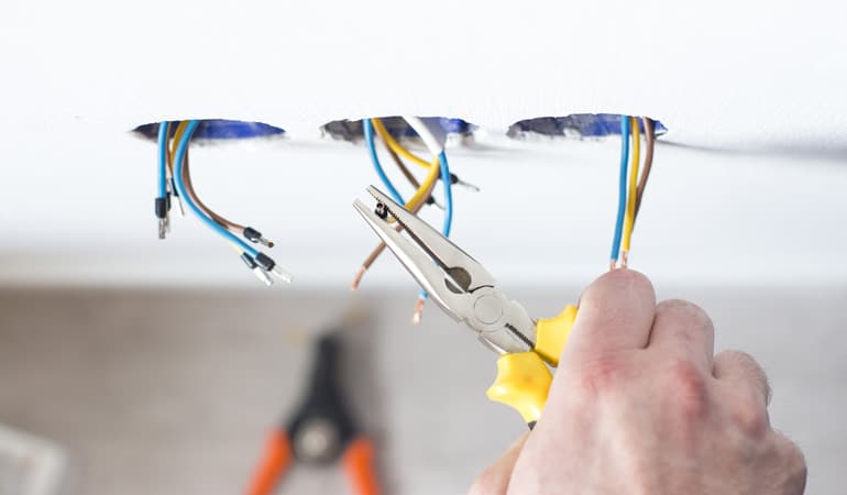 obtenez des conseils et solutions pour la rénovation électrique de votre habitation. découvrez les étapes essentielles, normes à respecter et astuces pour une installation sécurisée et moderne.