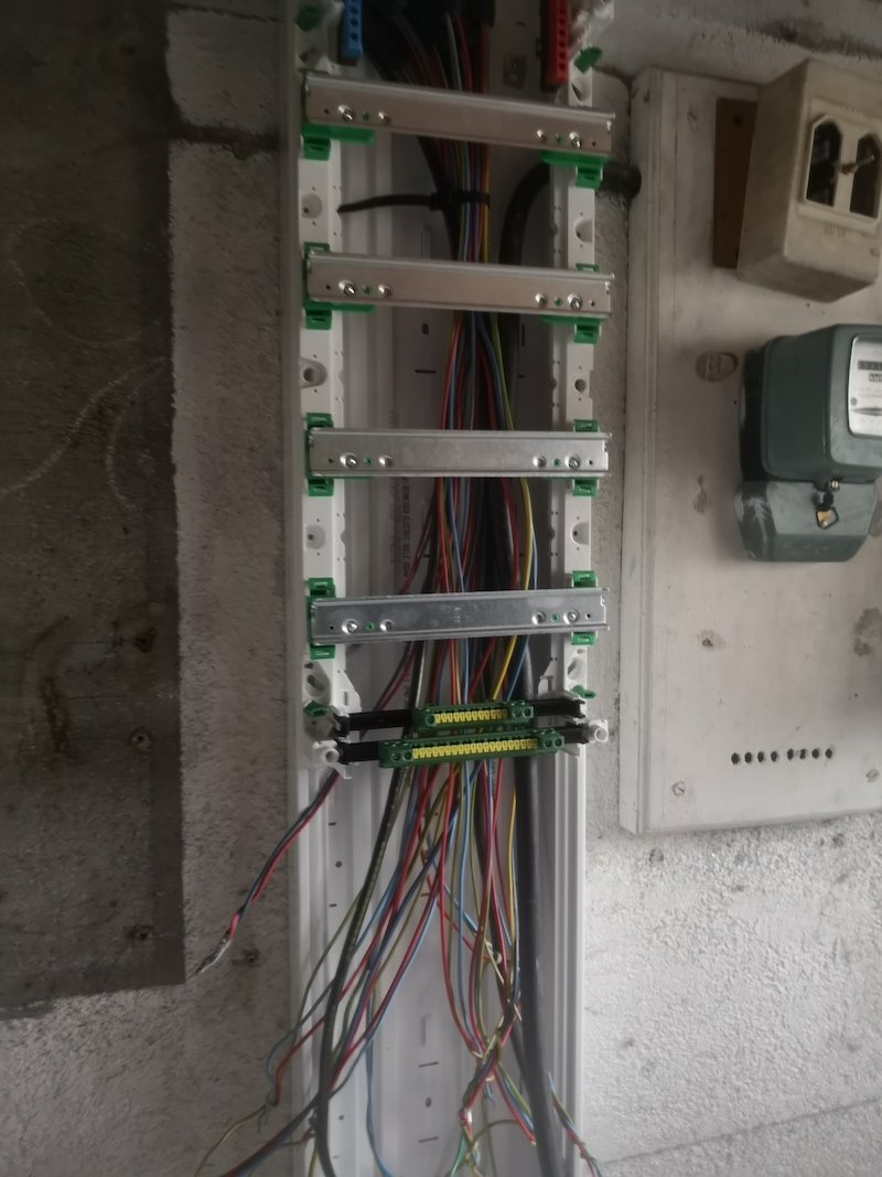 modernisez votre habitation en toute sécurité grâce à nos services de rénovation électrique : remplacement de tableaux, mise aux normes, installation neuve. devis gratuit et intervention rapide.