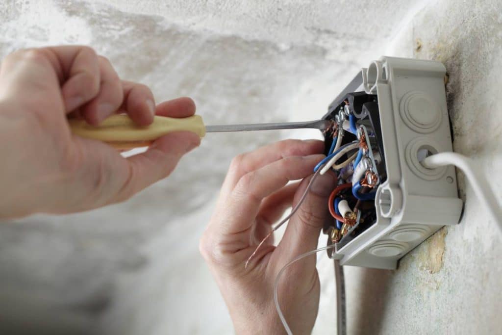 découvrez nos conseils et astuces pour réussir votre rénovation électrique en toute sécurité. assurez la conformité de votre installation et améliorez le confort de votre logement grâce à une rénovation électrique professionnelle.