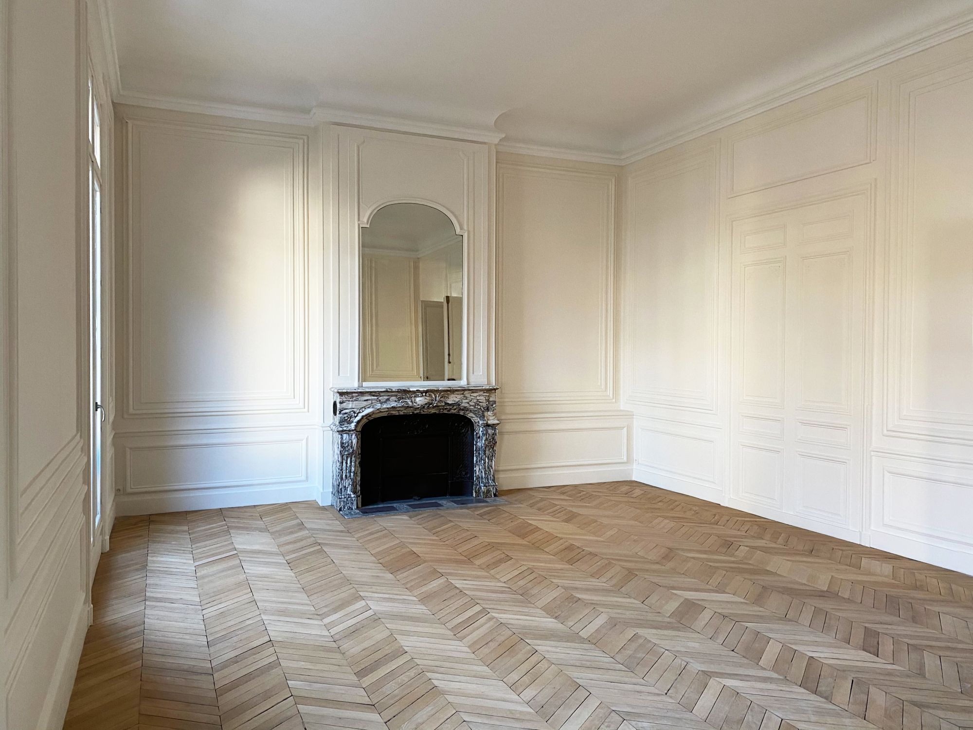 découvrez nos services de rénovation à paris : appartements, maisons, bureaux. qualité, expertise et accompagnement sur-mesure pour tous vos projets de rénovation dans la capitale.