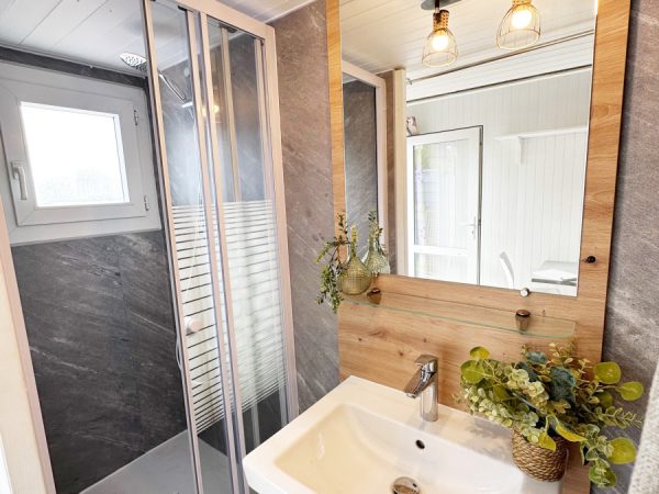 transformez votre salle de bain grâce à des idées de rénovation modernes et astuces pratiques. découvrez nos conseils pour rénover votre salle de bain avec style et optimiser votre espace.
