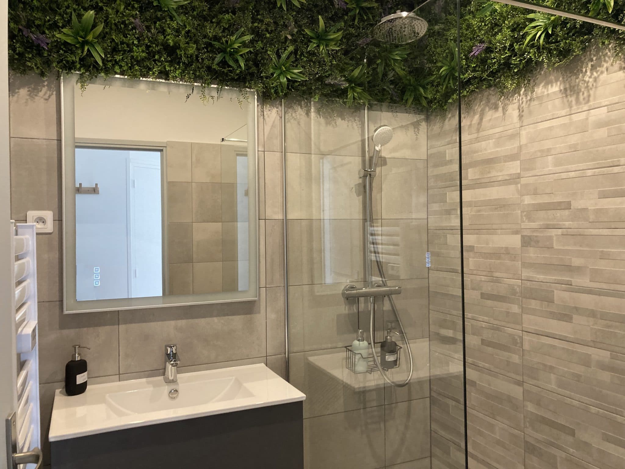 vous envisagez une rénovation de salle de bain de 16m2 ? découvrez nos conseils, astuces et idées inspirantes pour optimiser l’aménagement, le choix des matériaux et la décoration de votre grande salle de bain.