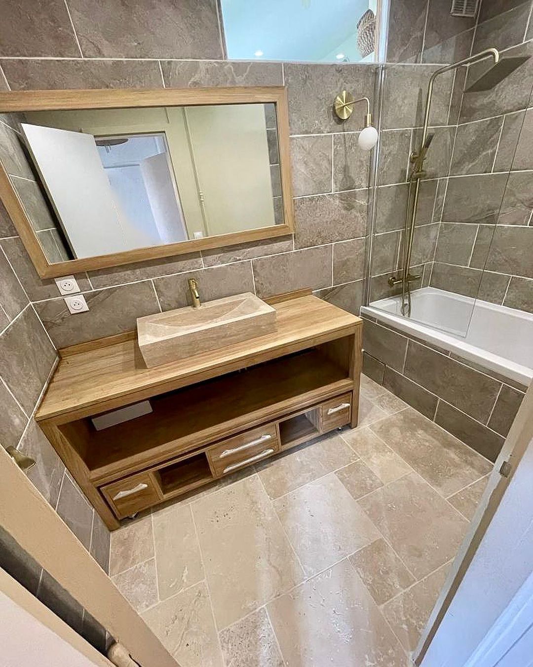 confiez la rénovation de votre salle de bain à paris à des experts. conseils personnalisés, matériaux de qualité et réalisation sur mesure pour un espace moderne et fonctionnel.