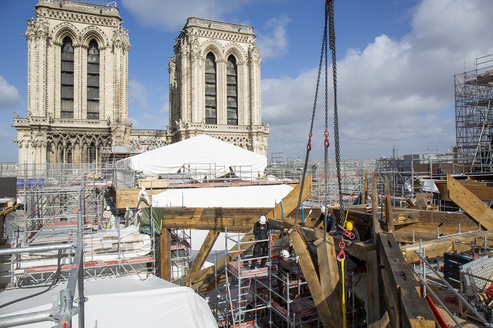 découvrez l’avancée des travaux de restauration de la cathédrale notre-dame de paris, enjeux patrimoniaux, artisans, techniques et dernières actualités sur la renaissance de ce monument emblématique.