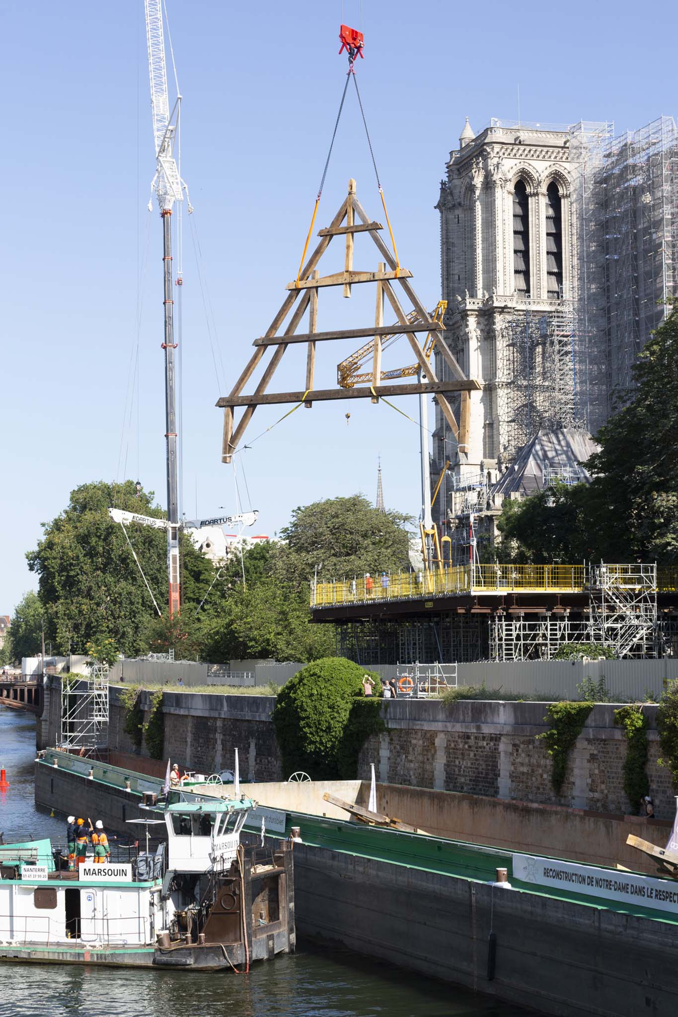 découvrez les avancées et les enjeux de la restauration de notre-dame de paris : travaux, défis, histoire et perspectives pour la réouverture de la cathédrale emblématique.