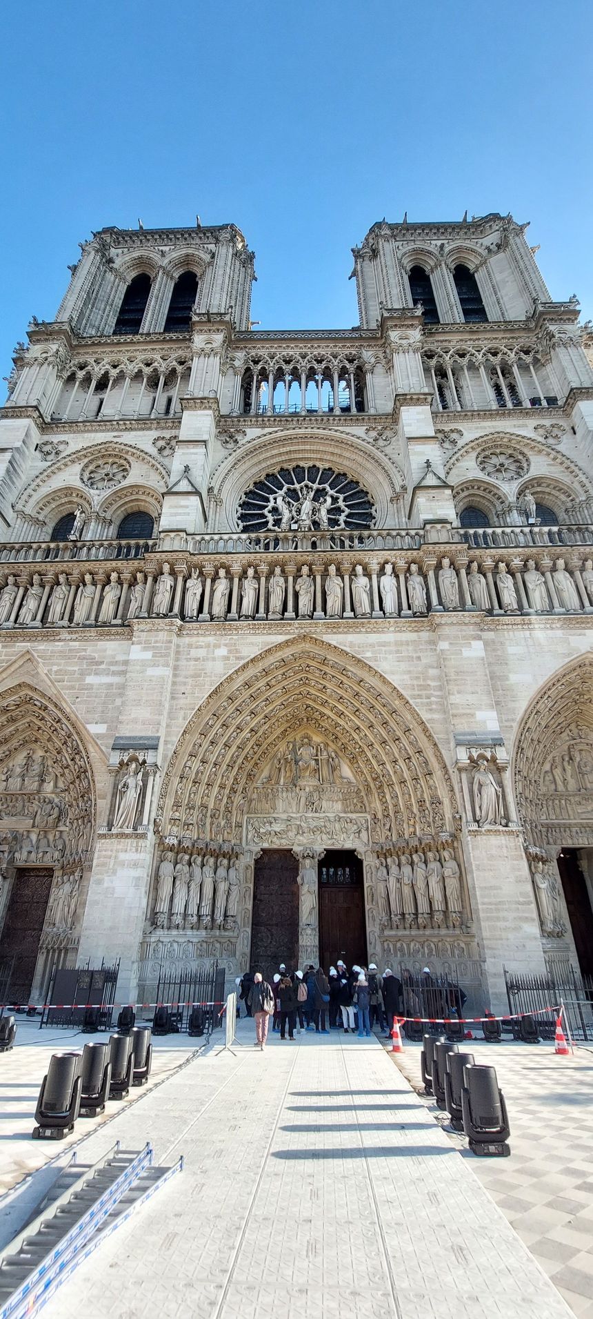 découvrez les dernières actualités et avancées du chantier de restauration de notre-dame de paris, symbole emblématique du patrimoine français, après l'incendie de 2019.