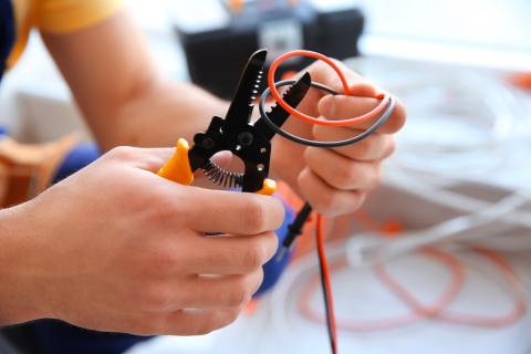 découvrez comment assurer la sécurité électrique lors de vos travaux de rénovation grâce à des conseils pratiques, des normes à respecter et des solutions adaptées pour protéger votre habitation.