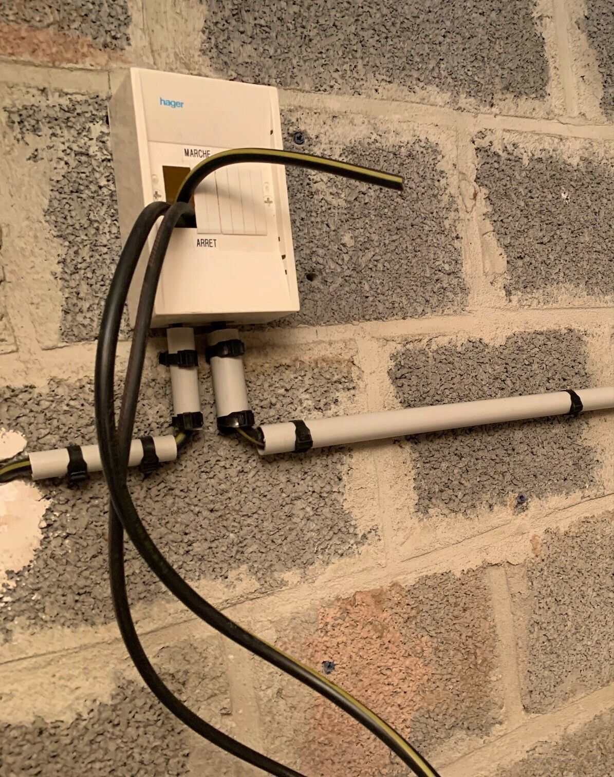 assurez la sécurité électrique lors de vos travaux de rénovation grâce à nos conseils d’experts et solutions conformes aux normes en vigueur. protégez votre habitation et vos proches efficacement.