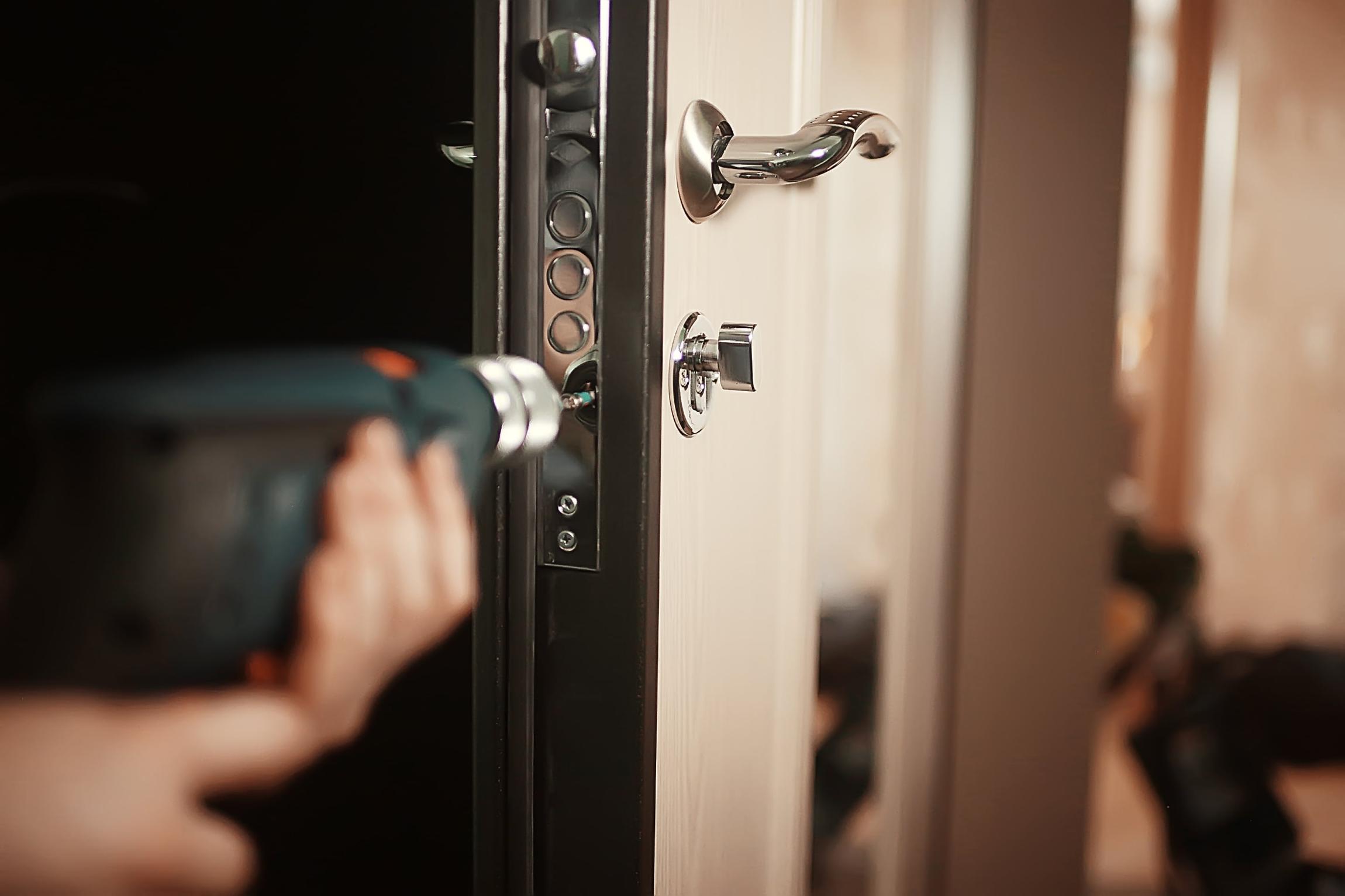 besoin d'un serrurier en urgence à courbevoie ? intervention rapide 24h/24 et 7j/7 pour tout dépannage, ouverture de porte, changement de serrure et mise en sécurité. devis gratuit.