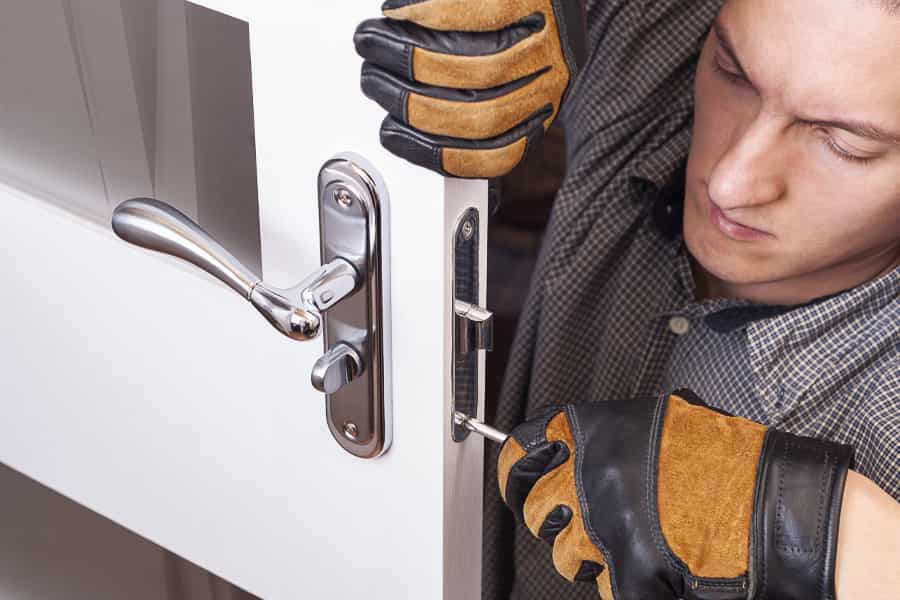 besoin d'un serrurier d'urgence à garches ? intervention rapide 24h/24 et 7j/7 pour ouverture de porte, changement de serrure et dépannage express. devis gratuit.