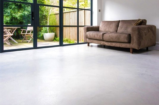 découvrez tous les avantages du sol en béton ciré : un revêtement moderne, durable et facile à entretenir, idéal pour sublimer vos espaces intérieurs comme extérieurs avec une finition élégante et personnalisée.