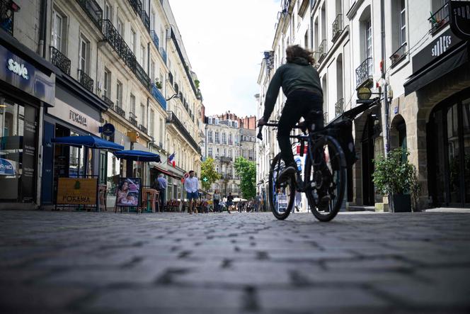 découvrez pourquoi certaines villes font face à une crise du logement, avec les enjeux liés à l’accès difficile aux appartements, la hausse des loyers et les solutions possibles pour améliorer la situation immobilière dans ces zones tendues.