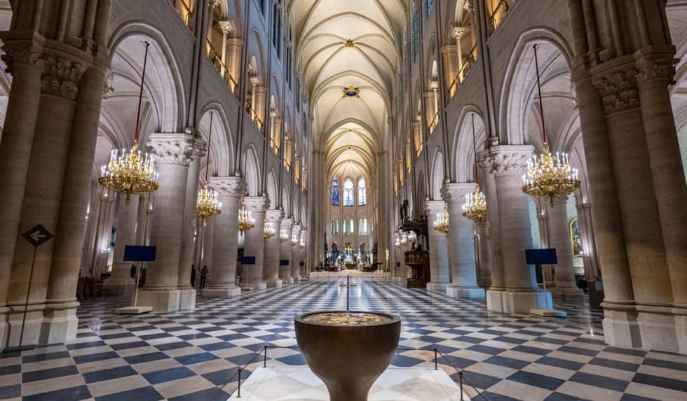 découvrez le cloître notre-dame rénové à paris, un lieu chargé d'histoire alliant patrimoine médiéval et beauté architecturale au cœur de la capitale.