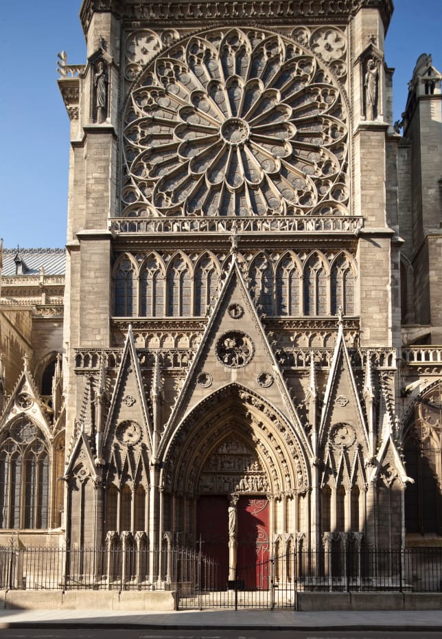 découvrez le cloître notre-dame rénové à paris, un joyau historique alliant charme médiéval et restauration moderne au cœur de la capitale.
