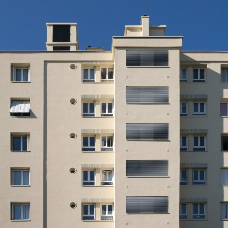 découvrez les étapes et les conditions de la vente forcée d’un lot de copropriété pour travaux. informez-vous sur vos droits, les procédures légales et les conséquences pour les copropriétaires concernés.