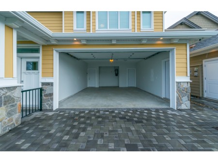 découvrez tout ce qu'il faut savoir sur le coût d’un garage : prix de construction, frais d’entretien, facteurs influençant le budget et astuces pour économiser lors de votre projet.